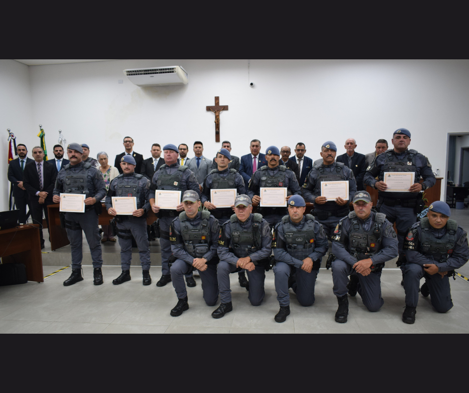 Câmara entrega moção de aplausos a policiais do 40º BPM por ação eficiente.