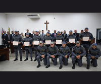 Câmara entrega moção de aplausos a policiais do 40º BPM por ação eficiente.